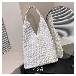 Detailansicht der weißen Tasche mit 3D-Strukturstoff und einem breiten Schultergurt