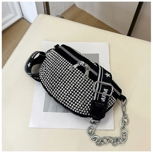 Détail du sac bandoulière noir avec strass argentés et large sangle à motif d'étoiles