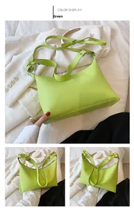 Detailansicht der grünen Beuteltasche mit hochwertiger Lychee-Textur und verstellbarem Gurt