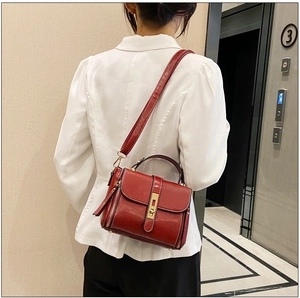 Borsa a tracolla in pelle cerata rosso vino con elegante fibbia in metallo dorato