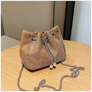Détail du sac seau strass doré champagne avec cordon en perles et bandoulière chaîne