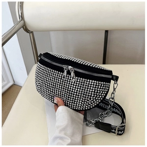Détails du sac ceinture noir orné de strass avec double fermeture éclair et bandoulière