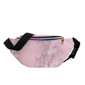 Sac banane rose motif crocodile avec fermeture arc-en-ciel et sangle ajustable