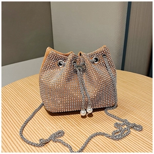 Vue détaillée du sac seau en strass avec cordon en perles et bandoulière chaîne