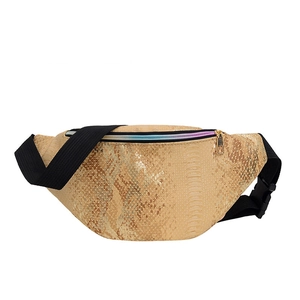 Sac banane doré métallisé à motif crocodile avec fermeture éclair arc-en-ciel et sangle