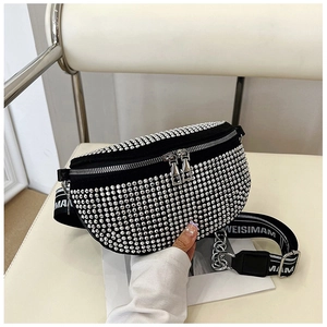 Détail du sac ceinture noir orné de strass argentés et d'une large bandoulière