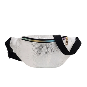 Sac banane argenté motif crocodile avec fermetures éclair colorées et sangle réglable