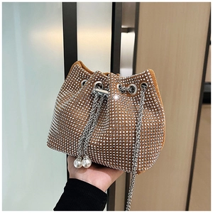 Détail d'un sac seau en strass avec cordon en chaîne argentée et pendentifs en perles