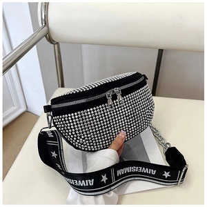 Gros plan du sac banane noir avec strass brillants et bandoulière large décorative