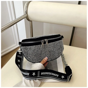 Détail du sac banane noir avec strass argentés brillants et large bandoulière logo