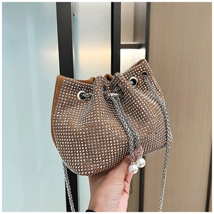Vue détaillée du sac seau marron à strass avec de grandes perles et chaîne argentée