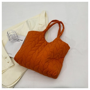 Detailansicht der hellorangen Stepp-Tote Bag mit Blattmuster und weicher Textur