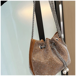 Détail du sac seau camel avec strass argentés et glands en chaîne métallique