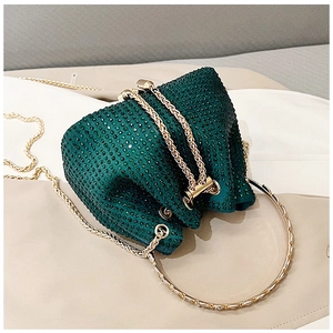 Vue détaillée du sac seau vert foncé avec strass et poignée ronde en métal doré