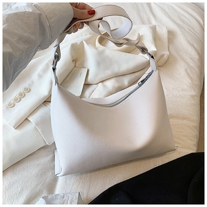 Dettaglio borsa hobo bianca in pelle a grana con cerniera e tracolla larga