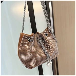Détail du sac seau marron orné de strass, cordon de serrage et glands avec perles