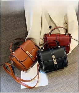 Vista dettagliata di borse alla moda in pelle cerata nei colori marrone, nero e rosso