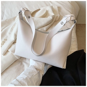 Dettaglio borsa hobo bianca in pelle a grana con cerniera argentata e anelli in metallo