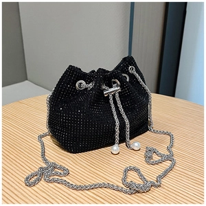 Détail du sac seau à strass noirs avec chaîne argentée et accents de perles