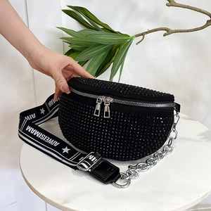 Sac Banane Femme Mode en Strass Sac Bandoulière Demi-Lune Avec Large Sangle Lettres Chaîne Métal Style Punk Heavy Metal Sac de Poitrine Décontracté Argent Noir