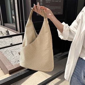 Minimalistische beige Tragetasche mit Waffelstruktur und integriertem Griff