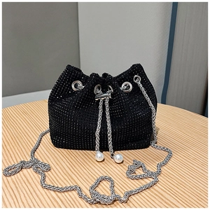 Détails du sac seau en strass noirs avec chaîne argentée et cordon à perles blanches