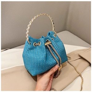 Détails du sac seau bleu en strass avec poignée en cristal et glands dorés métallisés