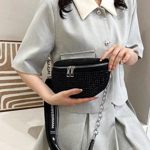 Sac banane croissant noir à strass avec large bandoulière en toile et détails argentés