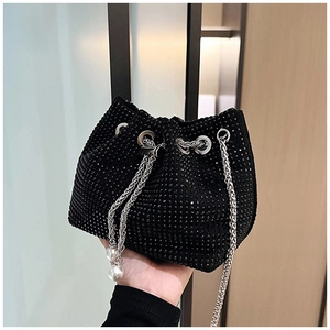 Détail du sac seau noir en strass avec perles de serrage et bandoulière chaîne argentée