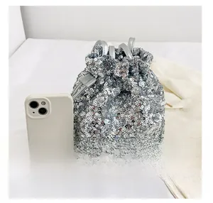 Sac seau à paillettes argentées avec cordon de serrage et comparaison de taille de mobile