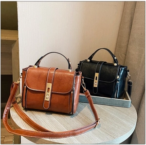 Dettagli di borse vintage in finta pelle con fibbie dorate e tracolla regolabile in oro