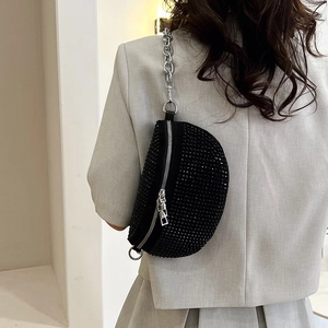 Sac bandoulière demi-lune noir tendance avec strass brillants et bandoulière argentée