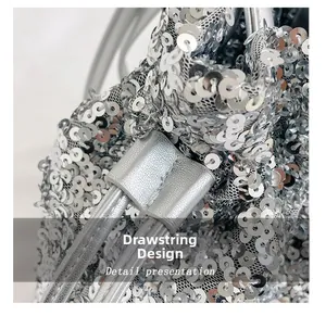 Détail d'un sac seau à paillettes argentées doté d'une fermeture par cordon serrage
