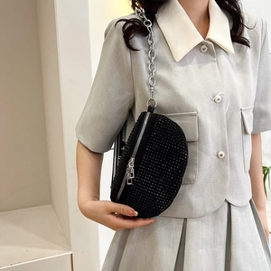 Sac banane demi-lune noir à strass pour femme avec bandoulière chaîne argentée chic