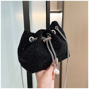 Détail du sac seau en strass noirs avec chaîne en métal argenté et breloques en perles
