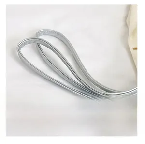 Détail de la bandoulière argentée à paillettes avec une texture métallique polie