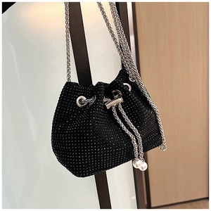 Détails du sac seau noir en strass avec chaîne argentée et cordons ornés de perles