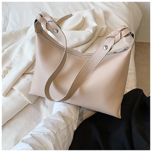 Dettaglio della borsa hobo beige con trama in pelle e chiusura lampo in argento
