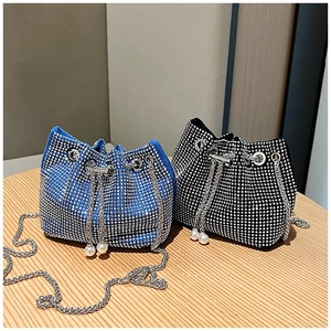 Vue détaillée des sacs seaux en strass avec chaînes argentées et détails de perles