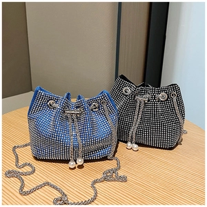 Vue détaillée des sacs seaux en strass noir et bleu avec cordon perlé et bandoulière chaîne