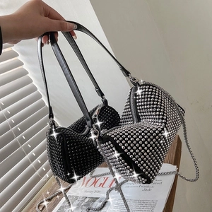 Schicke Strass-Eimer-Taschen in Schwarz und Silber mit Kettenriemen und Kristallfinish
