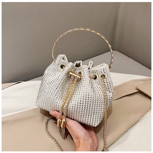 Détail du sac seau de luxe à strass avec franges en cristal et poignée ronde