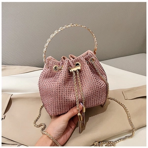 Détail du sac seau en strass rose avec poignée dorée ronde et longs glands à franges