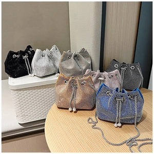 Vue détaillée des sacs seaux en strass avec cordon de serrage et accents de perles