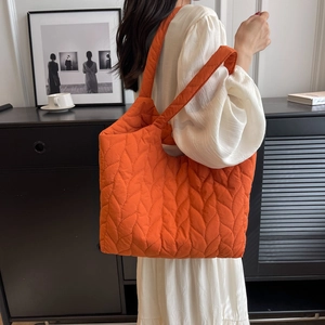 Lebhafte orange gesteppte Shopper-Tasche mit Blattmuster und breiten Schultergurten