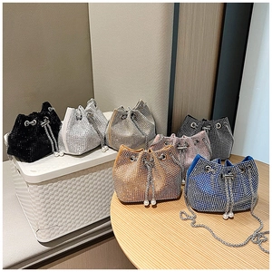 Détails des sacs seaux en strass multicolores avec cordons ornés de perles nacrées