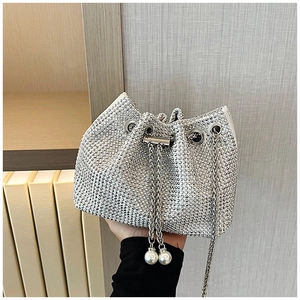 Détail d'un sac seau en strass avec cordon de serrage et accents de perles