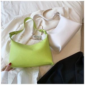 Dettaglio di borse hobo in ecopelle martellata nei colori verde neon e bianco crema