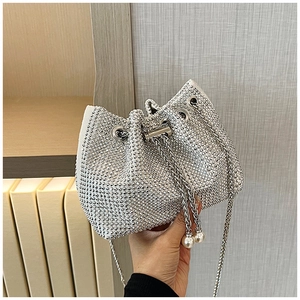 Détail du sac seau en strass argenté avec cordon de serrage et perles décoratives