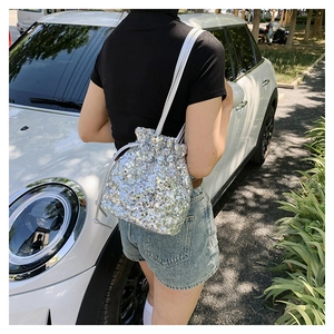 Détail du sac seau à paillettes argentées avec cordon de serrage et fini métallique